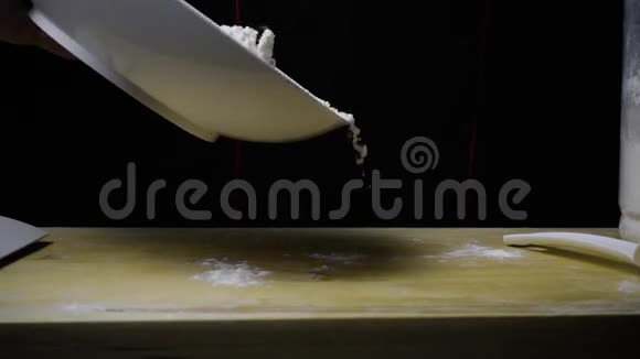 慢动作面粉从碗里倒出来视频的预览图