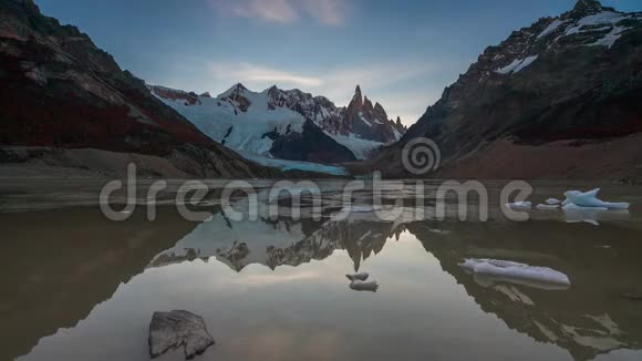 日落时分的瑟罗山阿根廷巴塔哥尼亚托雷湖视频的预览图