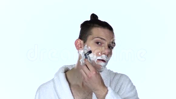 人用剃须刀刮胡茬白色背景慢动作视频的预览图
