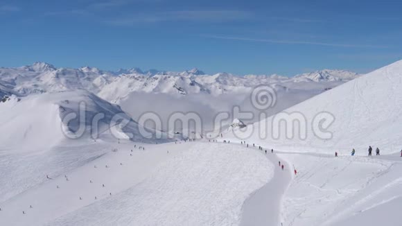 在滑雪场的雪山阳光明媚的一天许多滑雪者山坡上视频的预览图