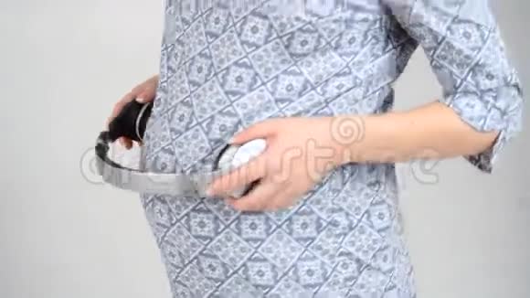 怀着耳机的孕妇视频的预览图