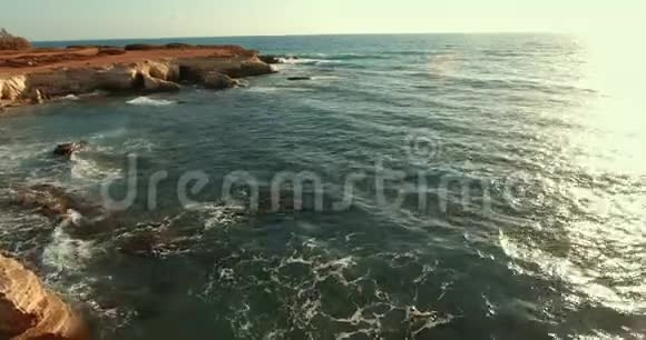 在无人驾驶飞机上盘旋靠近被海浪冲走的石壁视频的预览图