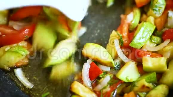 西葫芦炒红胡椒洋葱西红柿等蔬菜视频的预览图