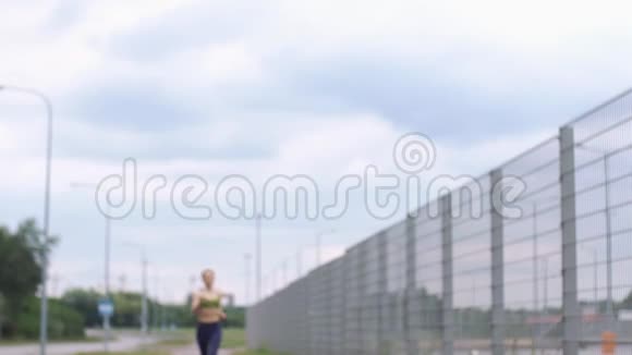 慢跑的女人检查她的可穿戴设备视频的预览图