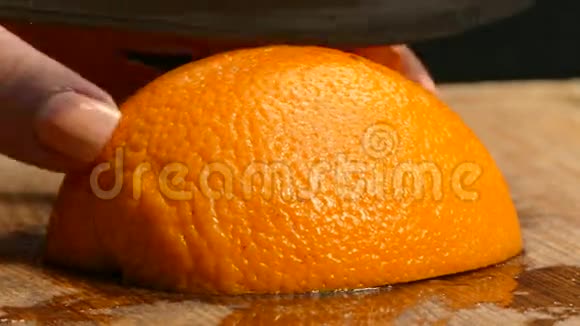 特写镜头女人手切成多汁的橘楔视频的预览图
