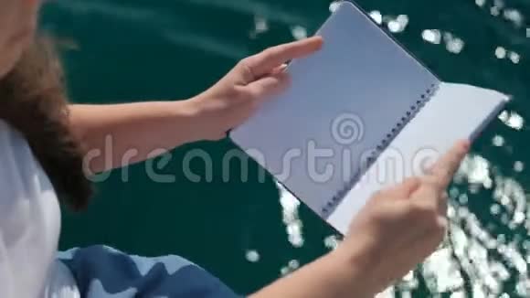 一个戴着帽子的人打开和关闭笔记本清洗水视频的预览图