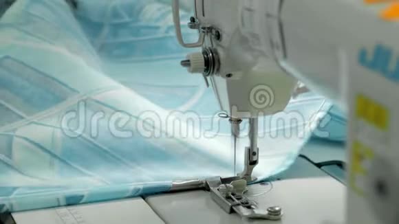 手工缝制机器上的材料生产毛毯床衣视频的预览图