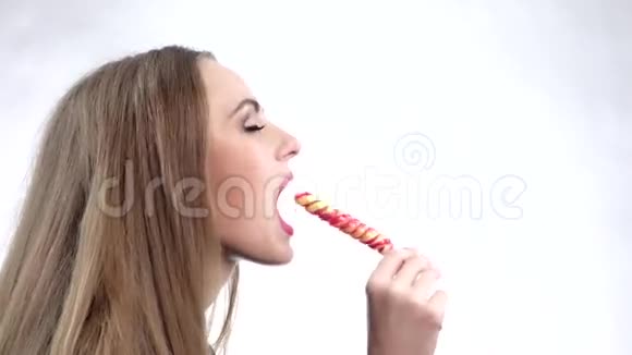 年轻女人吸糖糖视频的预览图