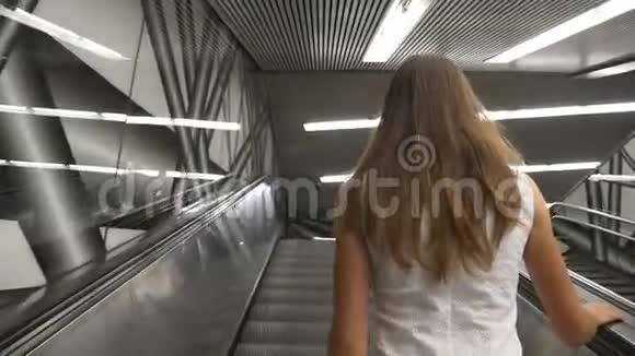 站在自动扶梯上的女人视频的预览图
