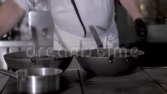 厨师会做饭在餐馆厨房做炒菜视频的预览图