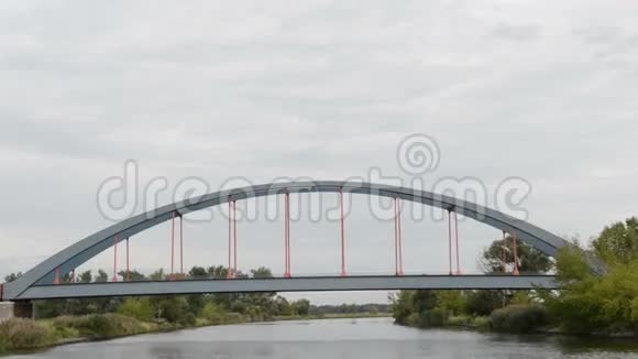 斯特罗德恩桥沿着哈维尔河和船一起开车典型的草地和柳树景观哈维尔兰地区德国视频的预览图