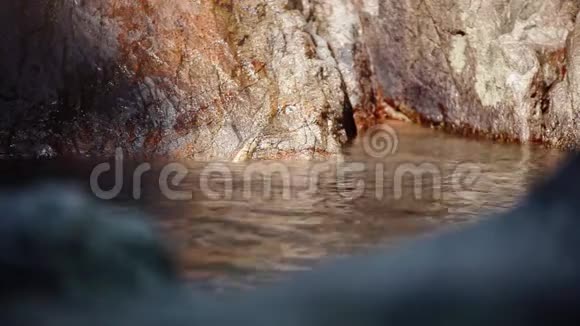 丛林中石头之间的瀑布池1920x1080视频的预览图