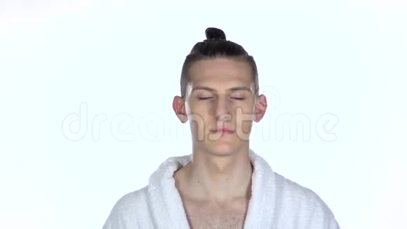 人刷牙孤立在白色背景上慢动作视频的预览图