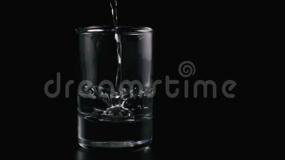伏特加一种清澈的液体被倒入黑色背景上的镜头中慢节奏视频的预览图