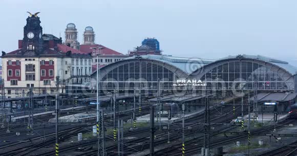 日落后阴天4k4096p列车进出布拉格主火车站的延时录像视频的预览图