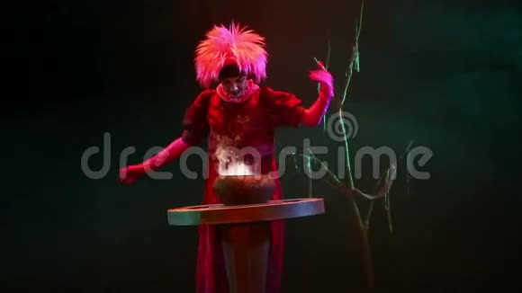 年轻漂亮活泼的女巫红头发巫术视频的预览图