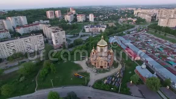 乌克兰利沃夫建造教堂的空中景观视频的预览图