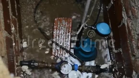 便携式深水池抽水机可从集水坑游泳池水井池塘谷仓淹水区高清晰度抽水视频的预览图