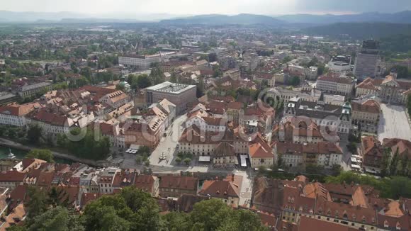 欧洲古城红色屋顶历史观光旅游空中全景视频的预览图