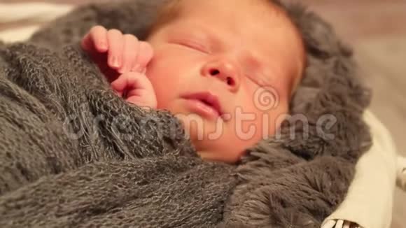 婴儿睡觉用柔软的毯子包裹视频的预览图