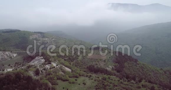 以山路和浓雾为背景的鸟瞰图视频的预览图