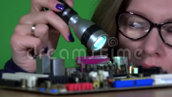 电脑专家女孩眼镜检查电脑主板视频的预览图