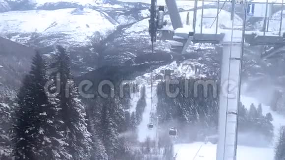 从滑雪站升降机移动舱的窗口的高度看山谷视频的预览图
