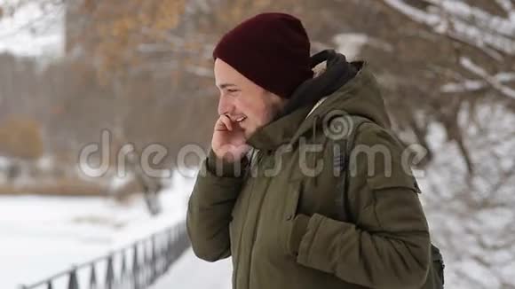 冬天巷子里有人用手机说话视频的预览图