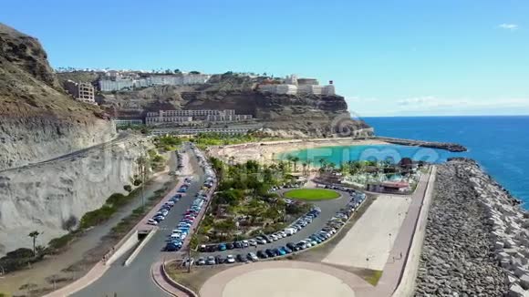 在大加那利岛的阿马多尔斯海滩上空飞行的无人机视频的预览图