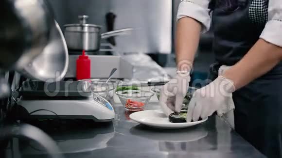 厨师把生菜放在一个白色的平盘上视频的预览图