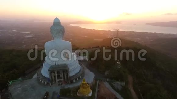 从大佛像背面看日出高清航空视野泰国普吉岛视频的预览图