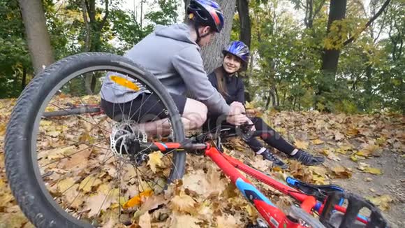 一个年轻人帮助一个从自行车上摔下来的女人视频的预览图