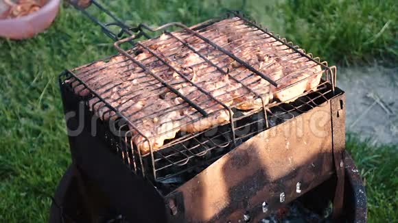 多汁的肉用木炭煎视频的预览图