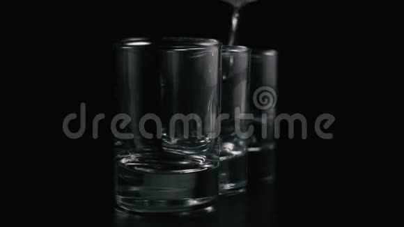 龙舌兰酒伏特加在黑色背景下滴入慢节奏视频的预览图