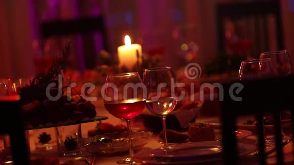 宴会桌上有酒杯和蜡烛宴会桌上有红酒和白酒视频的预览图