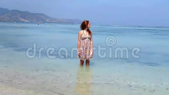 女孩站在海里穿过她的头发视频的预览图