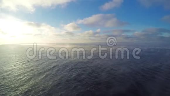 蓝天白云水蒸汽过海从船上眺望视频的预览图