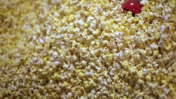 一个地方有很多爆米花盒子里有爆米花电影院里有新鲜爆米花在电影院吃的不是有用的食物视频的预览图