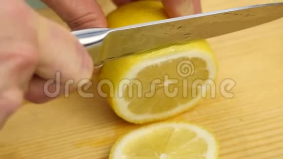 女人用木切割板将柑橘类水果切成薄片减肥和节食的概念视频的预览图