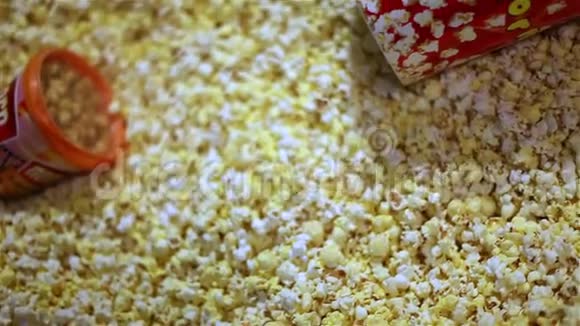 一个地方有很多爆米花盒子里有爆米花电影院里有新鲜爆米花在电影院吃的不是有用的食物视频的预览图