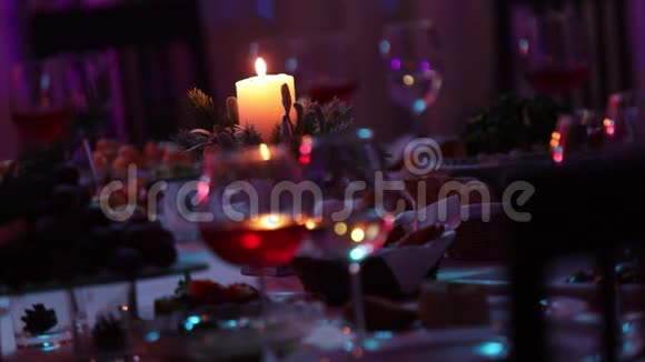 宴会桌上有酒杯和蜡烛宴会桌上有红酒和白酒视频的预览图