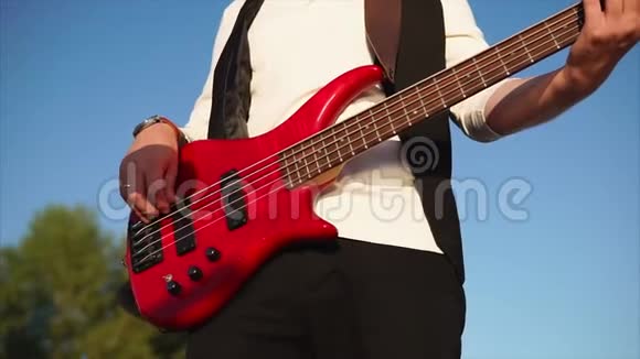 室外演奏低音吉他的人视频的预览图