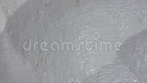 帕穆卡莱土耳其美妙的白色石灰山在阳光明媚的蓝天上流淌着矿泉水视频的预览图