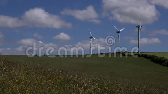 4K型风力涡轮机农民田间蓝天夏日英国视频的预览图
