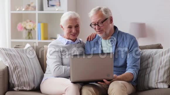 一对老夫妇在家里用笔记本电脑聊天视频的预览图