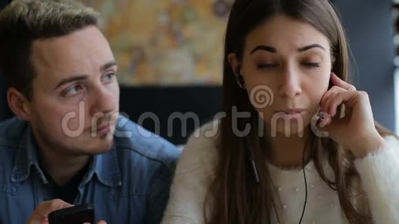 对咖啡馆里那对夫妇的谈话充满感情视频的预览图