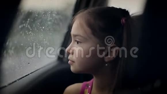 女孩子在车里下雨视频的预览图