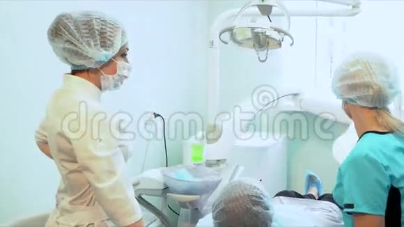 牙医和助手一起训练病人进行牙科治疗视频的预览图