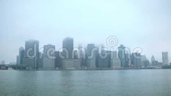 在平板电脑摄像头上拍摄曼哈顿岛的照片视频的预览图