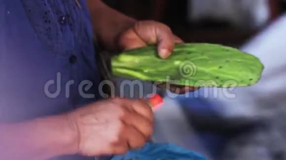 一个土生土长的女人的手打扫一个刺梨在市场上卖在西里特拉镇视频的预览图
